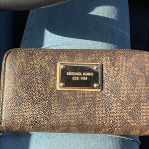 Michael kors wristlet wallet
